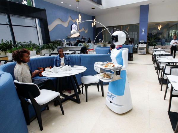 Sensasi Makan di Kafe Robot Kenya