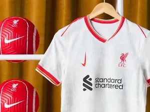 Logo Nike di Seragam Ketiga Liverpool kok Begini? Ternyata... Logo Nike di Seragam Ketiga Liverpool kok Begini? Ternyata...