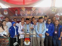 Daftar di KPU Banyuasin, Paslon Selfi Diiringi Moge hingga Reog