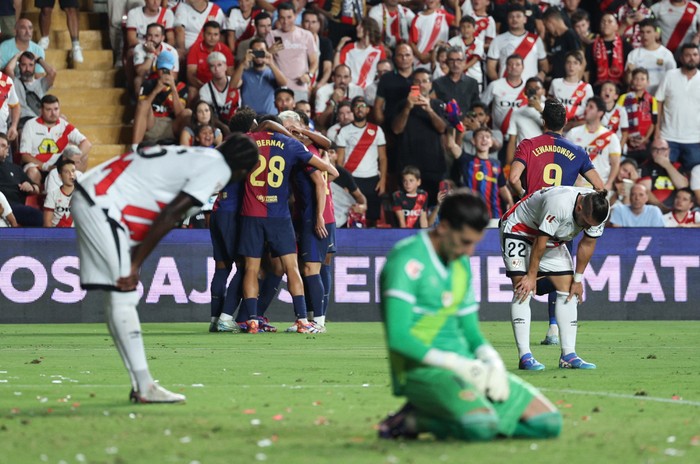 Soccer Football - LaLiga - Rayo Vallecano v FC Barcelona - Campo de Futbol de Vallecas, Madrid, Spain - August 27, 2024 FC Barcelonas Dani Olmo celebrates scoring their second goal as Rayo Vallecano players look dejected REUTERS/Violeta Santos Moura