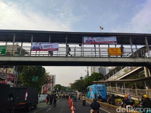 Jelang Pendaftaran Pilgub, Spanduk RK-Suswono Mejeng di JPO Depan KPU DKI