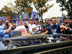 Paslon Abdul Wahid-SF Hariyanto Disopiri UAS saat Daftar Pilgub Riau ke KPU