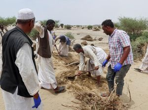Warga Sudan Gali Tanah untuk Pemakaman Korban Banjir Bandang Warga Sudan Gali Tanah untuk Pemakaman Korban Banjir Bandang