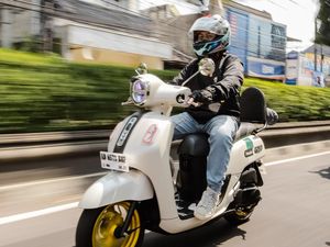 Tetap Tampil Modis dan Elegan Saat Motoran, Ini Dia Tipsnya!