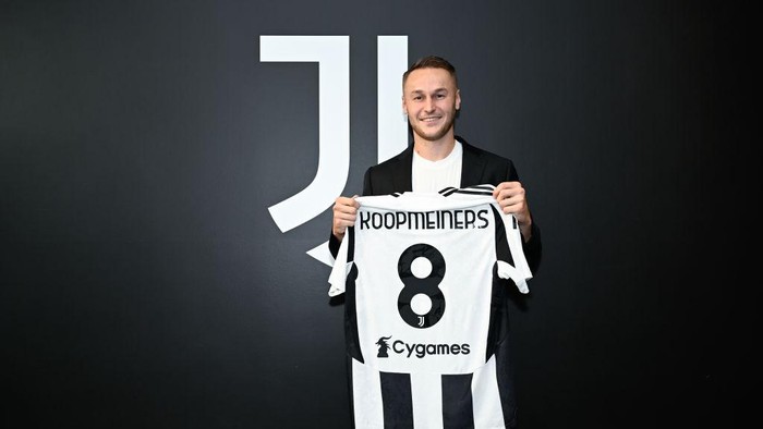 TURIN, ITALY - AUGUST 28: Juventus New Signing Teun Koopmeiners at Juventus headquarters on August 28, 2024 in Turin, Italy. (Photo by Daniele Badolato - Juventus FC/Juventus FC via Getty Images)