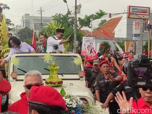 Diiringi Aksi Barongsai, Agustina Wilujeng-Iswar Daftar Pilkada Kota Semarang