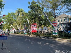 Banner Risma-Gus Hans dan Luluk-Lukman Mejeng di Depan KPU Jatim