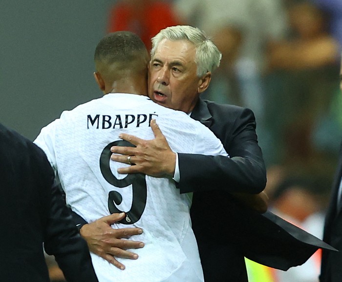 Soccer Football - Super Cup - Real Madrid v Atalanta - National Stadium, Warsaw, Poland - August 14, 2024 Real Madrids Kylian Mbappe with coach Carlo Ancelotti after being substituted REUTERS/Kacper Pempel