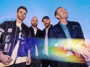 Keren! Coldplay Daur Ulang Limbah Plastik dari Indonesia dan Malaysia Jadi Vinyl Keren! Coldplay Daur Ulang Limbah Plastik dari Indonesia dan Malaysia Jadi Vinyl