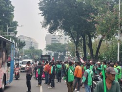 Driver Ojol Mulai Berdatangan, Jalan Medan Merdeka Selatan Sempat Macet