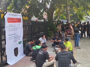 Driver Taksi Online Demo di Petojo, Tuntut Pemulihan Akun-Penyesuaian Tarif