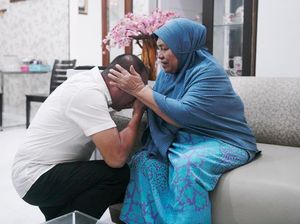 Jelang Daftar Pilgubsu, Edy Sungkeman ke Ibu-Ziarah Makam Ayah Jelang Daftar Pilgubsu, Edy Sungkeman ke Ibu-Ziarah Makam Ayah