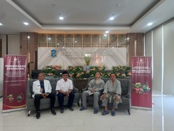 Eri-Armuji Jalani Tes Kesehatan Usai Daftar Pilwali Surabaya