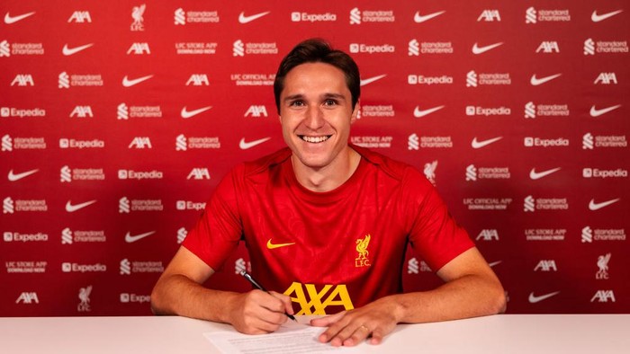 KIRKBY, ENGLAND - AUGUST 28: (THE SUN OUT, THE SUN ON SUNDAY OUT) Federico Chiesa new signing of Liverpool at AXA Training Centre on August 28, 2024 in Kirkby, England. (Photo by Nikki Dyer - LFC/Liverpool FC via Getty Images)