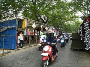 Geliat Pedagang Kaki Lima di Kawasan BKT