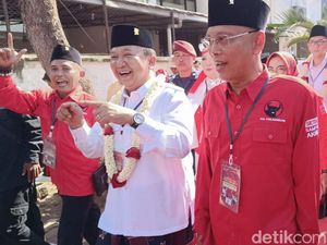 Hendy-Gus Firjaun Nyanyi Tanduk Majeng Bersama Pendukung di Depan KPU Hendy-Gus Firjaun Nyanyi Tanduk Majeng Bersama Pendukung di Depan KPU