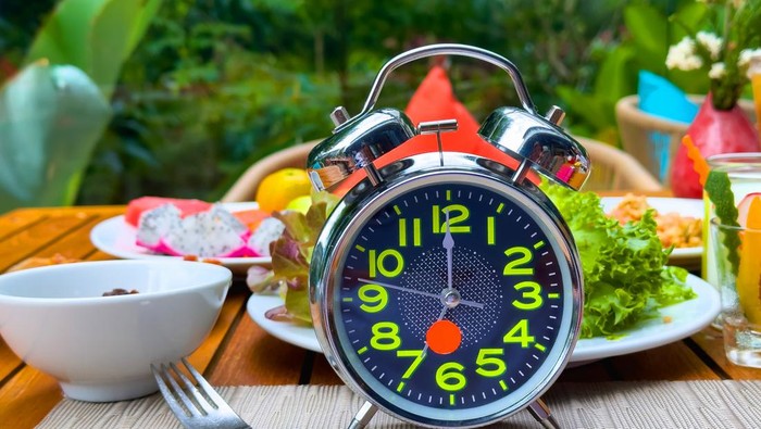 Alarm clock with IF (Intermittent Fasting) 16 and 8 pembatasan makanan  rule and weight loss concept.-Diet plan concept