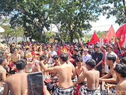 Jaranan-Cak Iringi Pendaftaran Satria-Tjok Surya ke KPU Klungkung