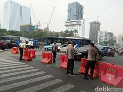 Ada Demo Ojol-Kurir, Lalin Jalan Medan Merdeka Barat Jakpus Dialihkan