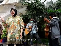 Kala Menteri Risma Ajak Musisi Jalanan Konser di Kemensos