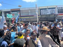 Kompak Pakai Baju Biru Muda, Iqbal-Dinda Daftar Pilgub NTB