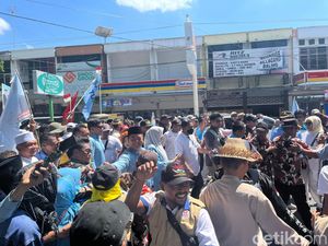Kompak Pakai Baju Biru Muda, Iqbal-Dinda Daftar Pilgub NTB Kompak Pakai Baju Biru Muda, Iqbal-Dinda Daftar Pilgub NTB