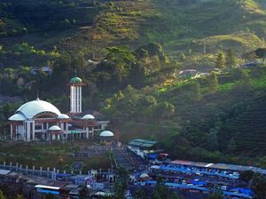 Menjajal Long Weekend ke Puncak yang Kini Bebas Warung Pinggir Jalan Menjajal Long Weekend ke Puncak yang Kini Bebas Warung Pinggir Jalan