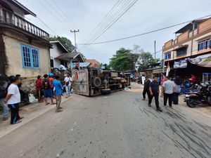 Hilang Kendali, Mobil Boks Tabrak Kendaraan Sedang Parkir di Tanjungpinang Hilang Kendali, Mobil Boks Tabrak Kendaraan Sedang Parkir di Tanjungpinang