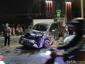 Tabrakan Karambol di Wates Kulon Progo, 2 Mobil dan 1 Truk Ringsek!
