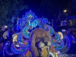 Luluk-Lukmanul Daftar ke KPU Jatim Diiringi Musik Tong-Tong