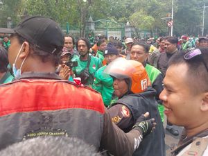 Kena Sweeping, Driver Ojol Lagi Narik Diminta Ikut Demo atau Balik Jaket Kena Sweeping, Driver Ojol Lagi Narik Diminta Ikut Demo atau Balik Jaket