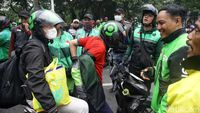 Massa Lakukan Sweeping Driver Ojol yang Masih Narik, Ikut atau Balik Jaket!