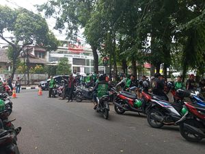 Ojol Kumpul di Tebet Barat Dalam Jelang Demo, Polisi Atur Lalin