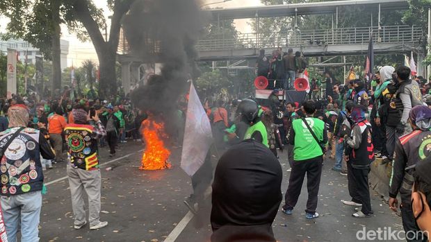 Massa ojol tutup jalan Budi Kemuliaan Jakarta Pusat hingga bakar ban. (Taufiq/detikcom)