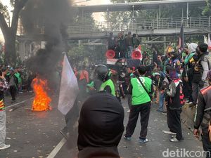 Demo Ojol di Patung Kuda Memanas, Massa Bakar Ban-Nyalakan Flare Demo Ojol di Patung Kuda Memanas, Massa Bakar Ban-Nyalakan Flare