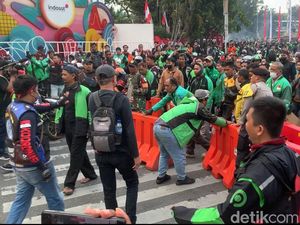 Massa Ojol Tutup Jalan Budi Kemuliaan Jakpus hingga Bakar Ban, Lalin Macet