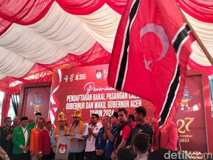 Bawa Bendera Bulan Bintang, Massa Antar Mualem-Dek Fad Daftar ke KIP Aceh Bawa Bendera Bulan Bintang, Massa Antar Mualem-Dek Fad Daftar ke KIP Aceh