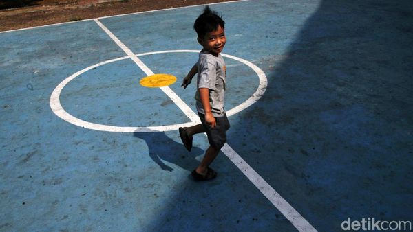 Melihat Keceriaan Anak-anak Bermain di RPTRA Sungai Bambu