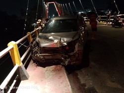 Penampakan Mobil Tabrak Pagar Jembatan Kembar Gowa hingga Roboh