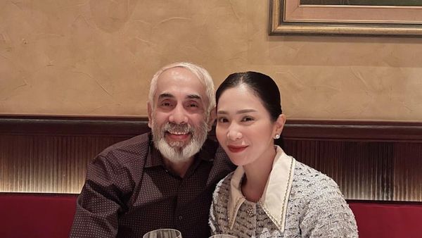 Momen Hangat Bunga Zainal Makan Bareng Suami dan Anak