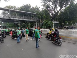 Ojol Mulai Datangi Patung Kuda Jakpus, Ajak Driver yang Melintas Ikut Aksi