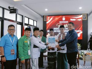 Diantar Santri hingga Ulama, Zaenal-Sona Daftar Pilbup Purwakarta