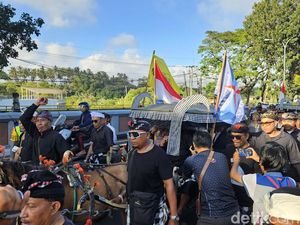 Pasangan Astaguna Naik Dokar Saat Mendaftar ke KPU