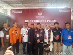 Pakai Pangsi, Jagoan PDIP Irwansyah-Mustika Daftar Pilbup Sumedang