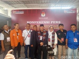 Pakai Pangsi, Jagoan PDIP Irwansyah-Mustika Daftar Pilbup Sumedang Pakai Pangsi, Jagoan PDIP Irwansyah-Mustika Daftar Pilbup Sumedang