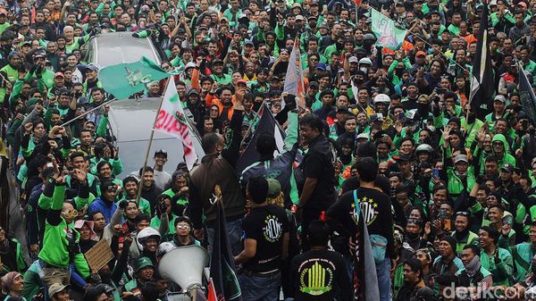 Penampakan Massa Ojol Demo Tuntut Tarif hingga Insentif di Patung Kuda
