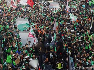Penampakan Massa Ojol Demo Tuntut Tarif hingga Insentif di Patung Kuda