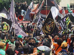 Massa Ojol Patung Kuda Tuntut Tarif Bawah Aplikasi Kembali ke Rp 9.600