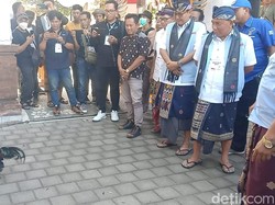 Adu Ayam Jago di Kantor KPU Jembrana Saat Tamba-Dana Daftar Pilbup