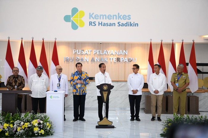 Penjabat Gubernur Jawa Barat Bey Machmudin mendampingi Presiden RI Joko Widodo meresmikan Gedung Pusat Pelayanan Kesehatan Ibu dan Anak Rumah Sakit Hasan Sadikin (RSHS) di Kota Bandung, Kamis (29/8/2024). Penjabat Gubernur Jawa Barat Bey Machmudin mendampingi Presiden RI Joko Widodo meresmikan Gedung Pusat Pelayanan Kesehatan Ibu dan Anak Rumah Sakit Hasan Sadikin (RSHS) di Kota Bandung, Kamis (29/8/2024).